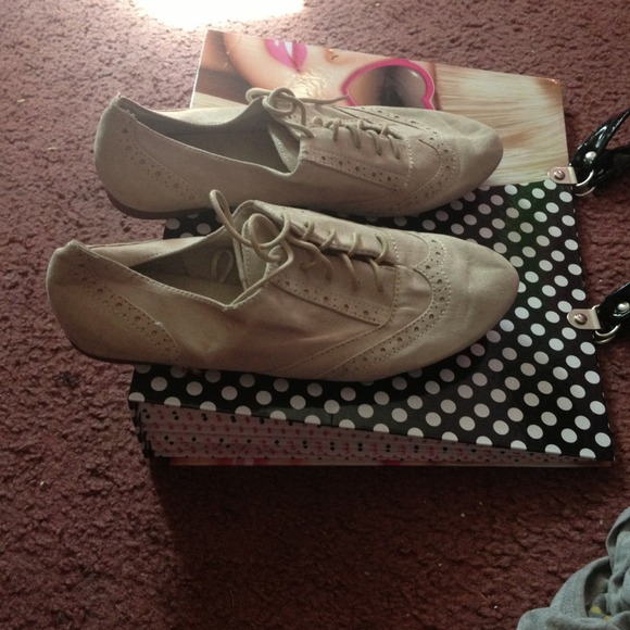 Size 10 flat tie up shoe