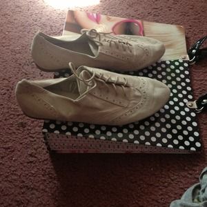 Size 10 flat tie up shoe