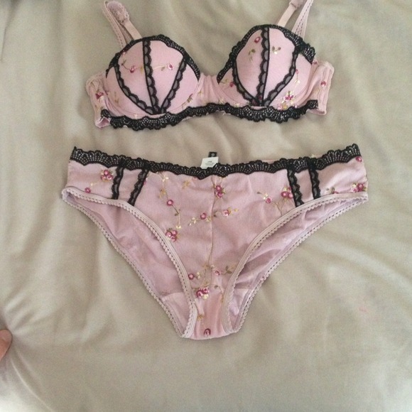 Adorable RAMPAGE bra & panty set black lace