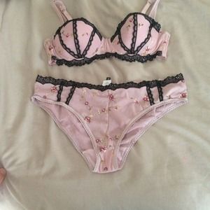 Adorable RAMPAGE bra & panty set black lace