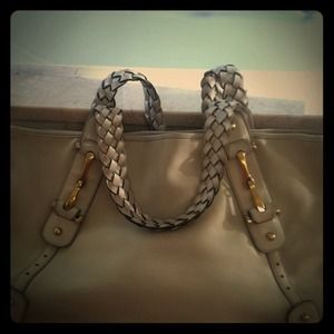 Cream leather Gucci purse with gold detail
