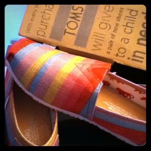 Brand new pair of TOMS