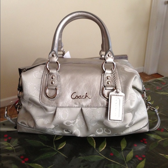 💰$185 vía Paypal💰Ashley signature Garden satchel