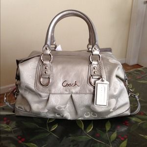 💰$185 vía Paypal💰Ashley signature Garden satchel