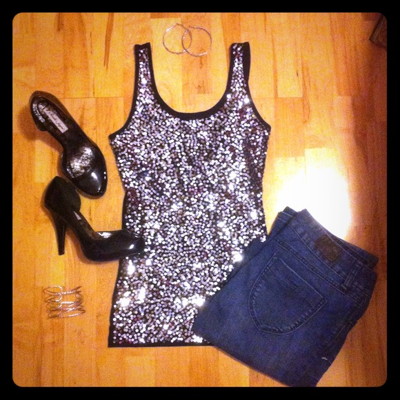 Tanktop. silver sequins. guaranteed to turn heads✨ - Picture 1 of 3