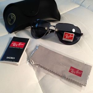 Authentic Ray-Ban aviator sunglasses. Authentic Ray-Ban aviator sunglasses.