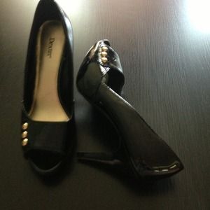 New without box. Black patent leather pumps.