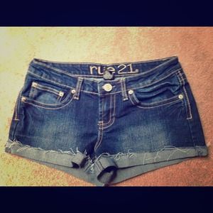Adorable frayed shorts :)