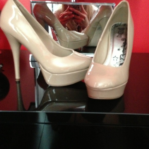 Nude pumps