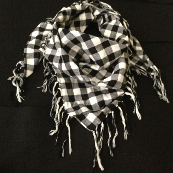 🔴REDUCED AGAIN🔴Black and white scarf