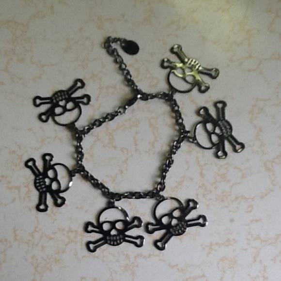 🐯SOLD🐯 Skull and Crossbones Braclet