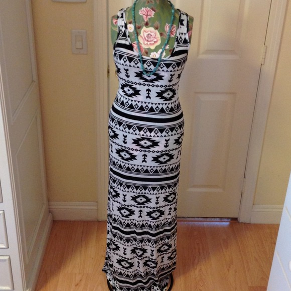 ❌BUNDLED❌Black & white Aztec print Maxi dress😍 - Picture 2 of 3