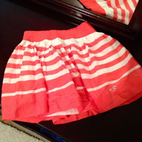 🍑 TRADED Hollister Coral Skirt