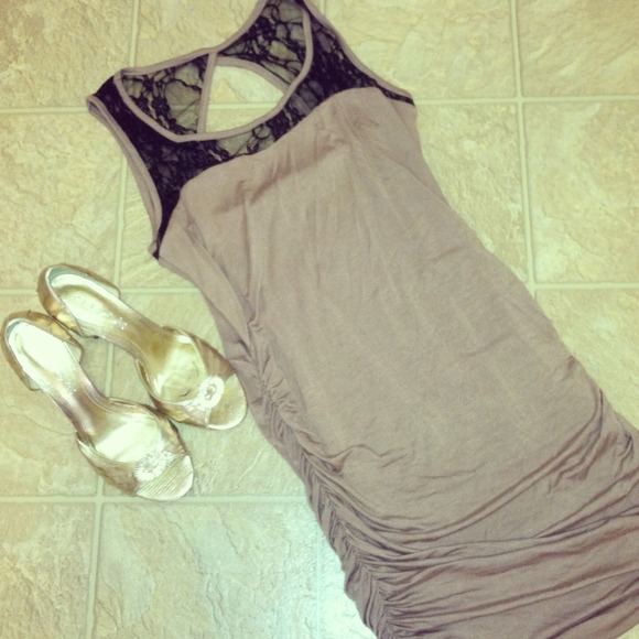 *NWT* Cafรฉ Au Lait Ruched Dress with lace details - Picture 2 of 4