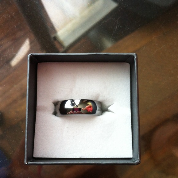 Men's tungsten carbide.
