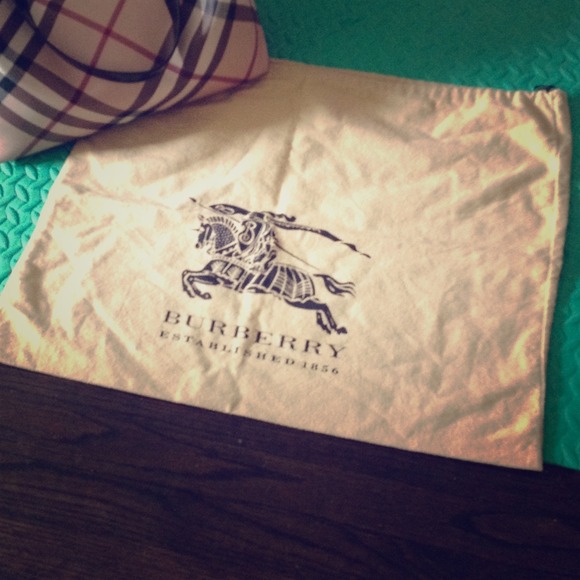 Burberry Handbags - ❌Sold❌ BURBERRY DUSTER! 😍🎉😍🎉😍🎉🎉🎉