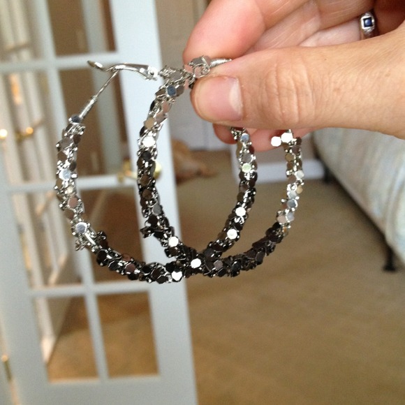 Rock out w/ these shiny pair of hoop earrings