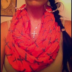 🚫SOLD IN BUNDLE🚫Cross printed infinity scarf💖