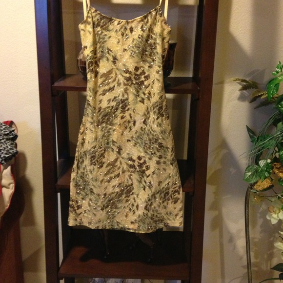 Short gold dress - Picture 1 of 4