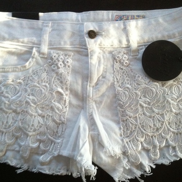 Camila cut/ of shorts - Picture 4 of 4