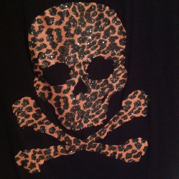 Nwot black top with skull & cross bones sparkle