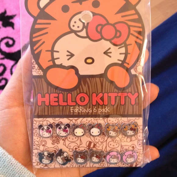 Pack of 6 hello kitty earrings!
