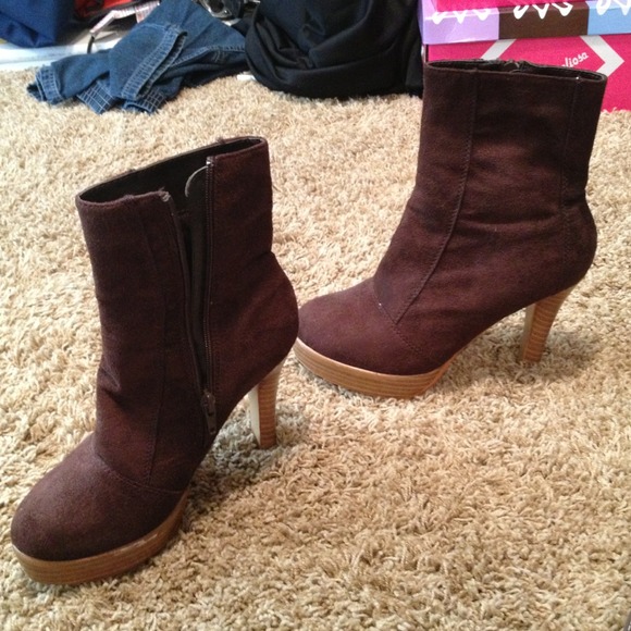 ***Bundled and traded****Brown boots