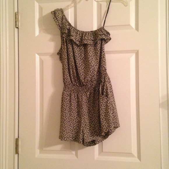 Super cute B&W floral romper!