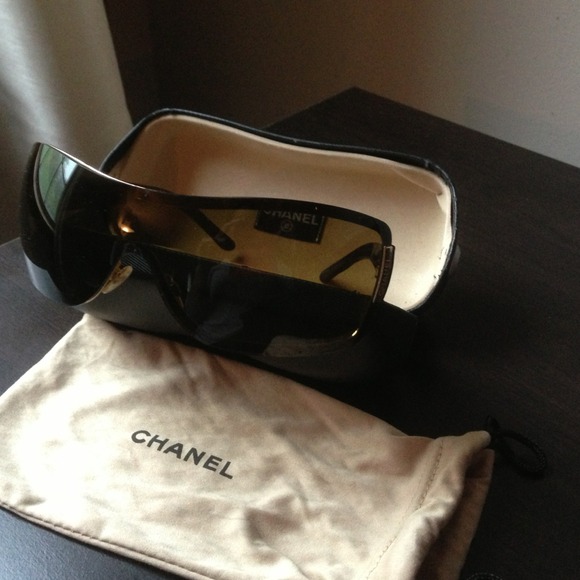 Authentic Chanel sunnies. Like new condition.