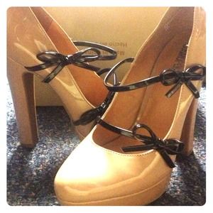 ✨DISCOUNTED!✨ Cosmopolitan black and nude heels