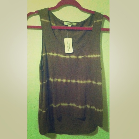 Brown tank with white wavy lines