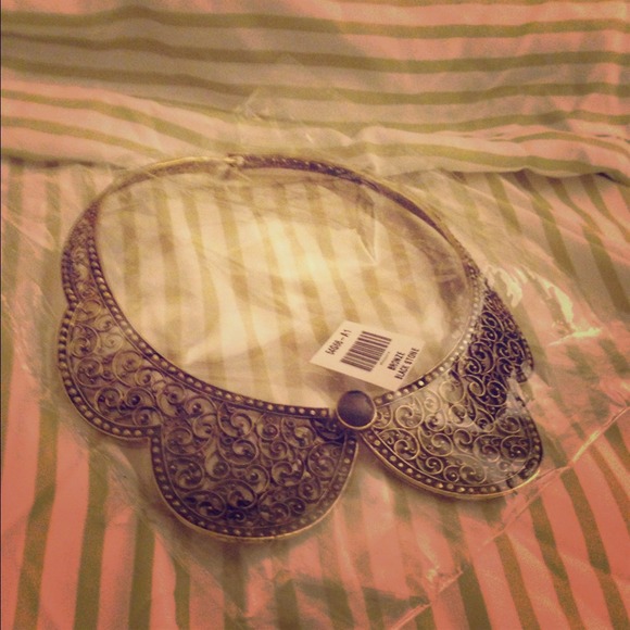 Collar necklace
