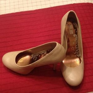 Nude pump!! Every girl needs a pair