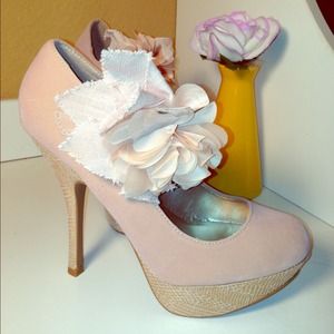 💥 Nude, Velvet Pumps with Flower