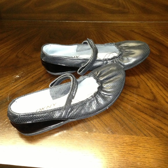 DKNY flats