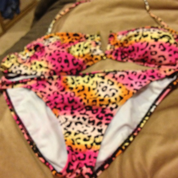 Cheetah print bikini - Picture 2 of 3