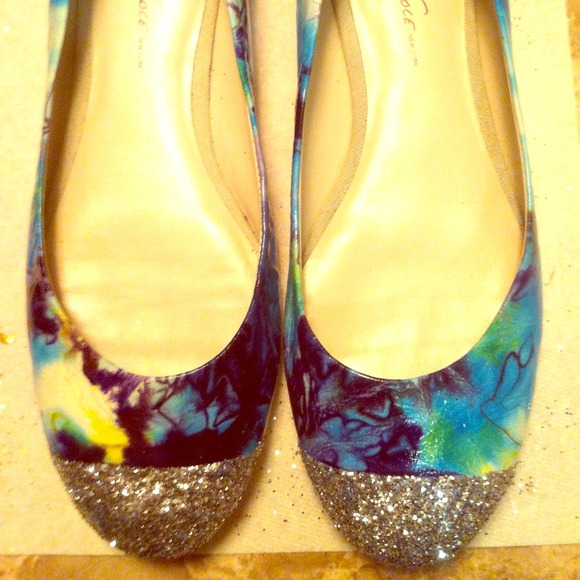 Selling Kenneth Cole flats.