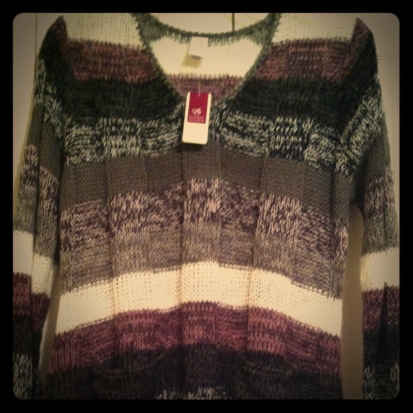 Nice Thin Sweater with Pockets in front*SOLD*