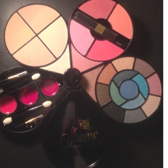 ⚡SOLD⚡💝Shany flower makeup palette