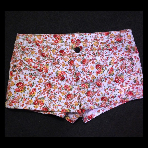 Traded🌸 Vintage Floral Print Shorts 🌸