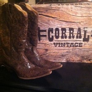⛔⛔SOLD⛔⛔ Brown corral vintage boots!!!