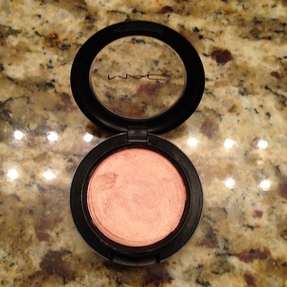 🚫SOLD IN BUNDLE. MAC Cream Color Base in "hush" - Picture 1 of 2