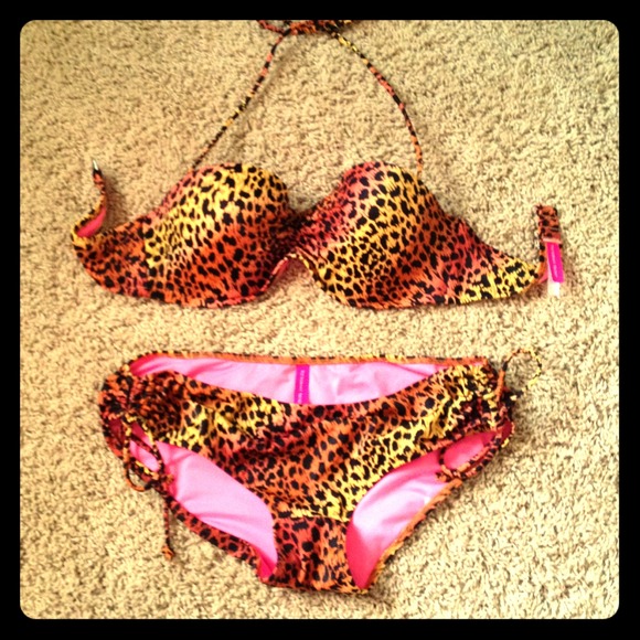 ✨Traded✨ Victoria secret suit. Medium.