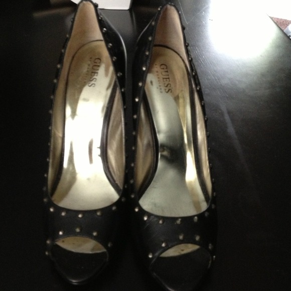 ✨REDUCED✨Guess black leather peep toe pumps