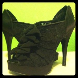 **Like new ** black platform heels