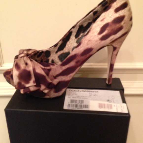 Dolce & Gabbana Shoes - 🍭HOST PICK🍭Dolce & Gabbana Bow Pump NWT/Box 38B Dolce & Gabbana Shoes - 🍭HOST PICK🍭Dolce & Gabbana Bow Pump NWT/Box 38B