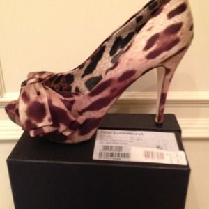 Dolce & Gabbana Shoes - 🍭HOST PICK🍭Dolce & Gabbana Bow Pump NWT/Box 38B Dolce & Gabbana Shoes - 🍭HOST PICK🍭Dolce & Gabbana Bow Pump NWT/Box 38B