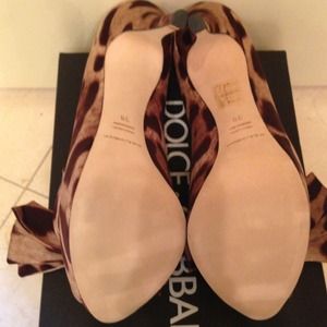 Dolce & Gabbana Shoes - 🍭HOST PICK🍭Dolce & Gabbana Bow Pump NWT/Box 38B Dolce & Gabbana Shoes - 🍭HOST PICK🍭Dolce & Gabbana Bow Pump NWT/Box 38B