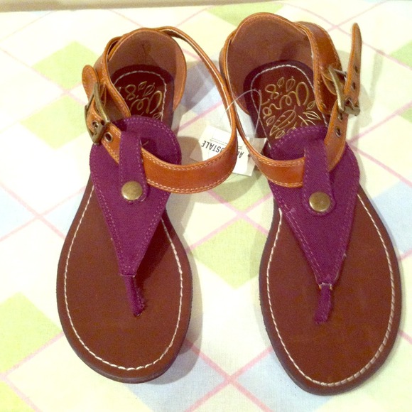 SOLD TO PLATOS CLOSET Aeropostale sandals