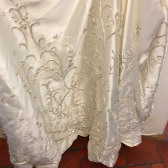 Semi custom wedding dress - Picture 3 of 4